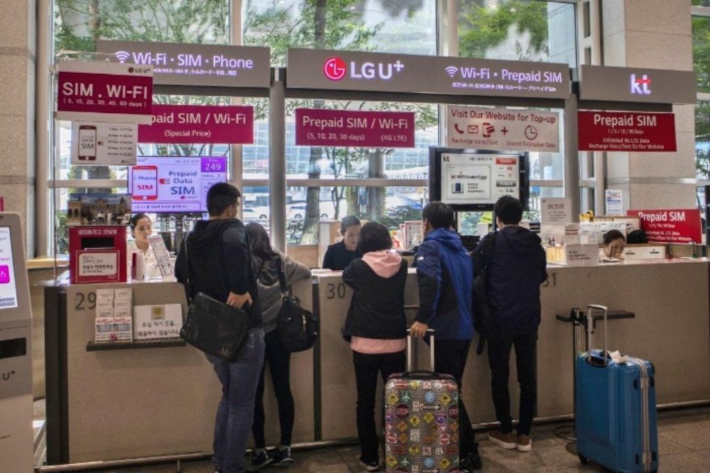 I recommend visiting the KT Olleh or LG U+ stores if you already know which carrier you want. Convenience stores give you flexibility across providers in one spot. Vending machines are quick and easy but have limited plan options.