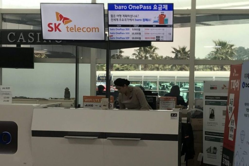 When buying a local SIM card at Jeju Airport, you'll have choices between the three major Korean carriers of KT, Olleh LG U+, and SK Telecom. Here's a quick overview of what's available from each provider: